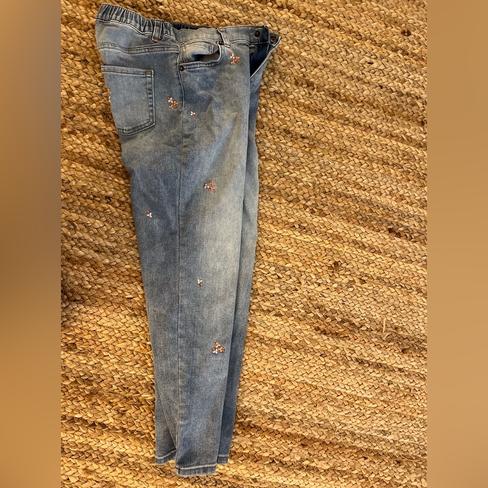 Flower embroidered jeans